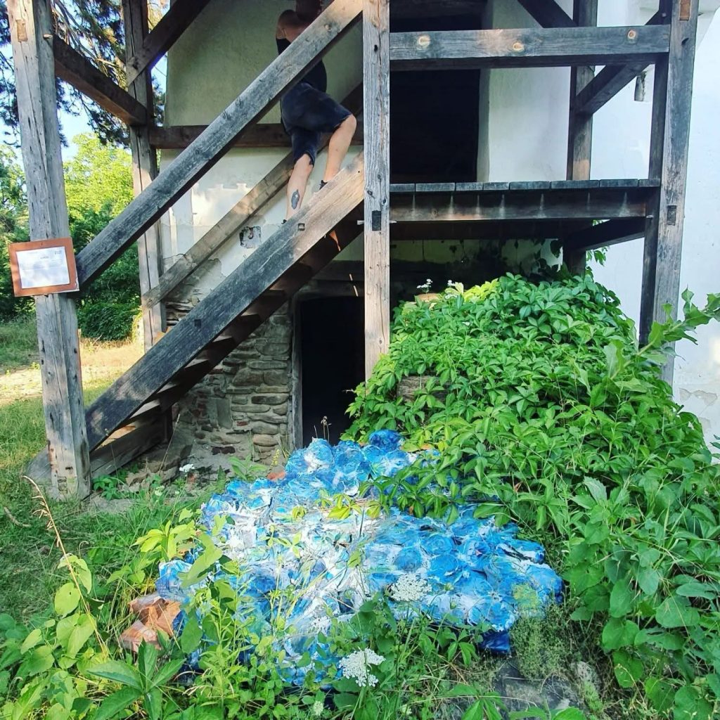 Lucrări instalate în aer liber lângă o structură de lemn, Trans Fort, Apold