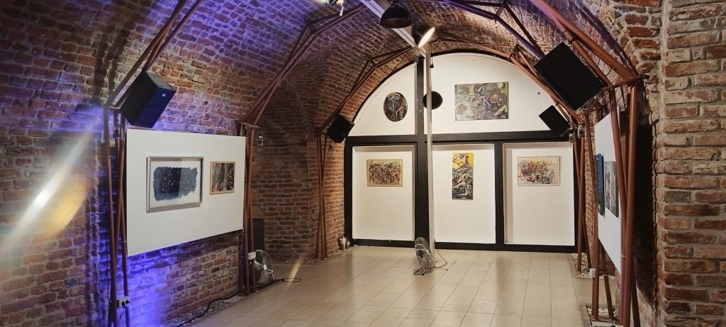 Sală boltită de cărămidă cu lucrări înrămate de Daniel Gaciu, Nemesis Art Hub, Timișoara