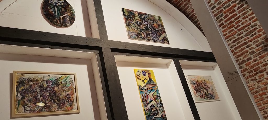 Lucrări înrămate de Daniel Gaciu într-un spațiu expozițional cu pereți de cărămidă, Timișoara