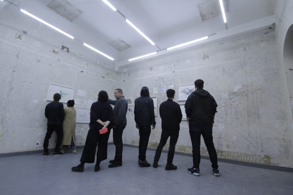 Vizitatori la expoziția „The emperor of utopia”, Atelier 35, București