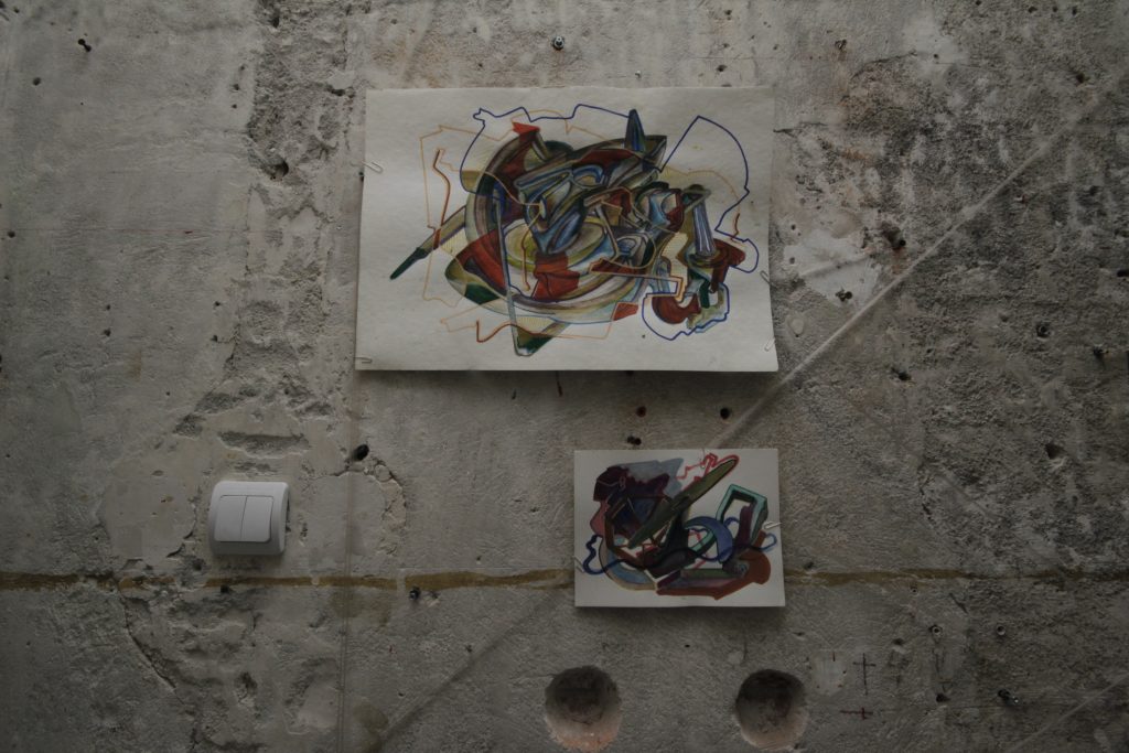 Desene de Daniel Gaciu prinse pe un perete de beton, Atelier 35, București