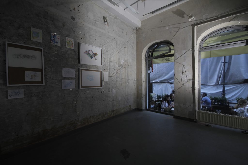 Sala expoziției „The emperor of utopia” cu lucrări pe pereți, Atelier 35, București