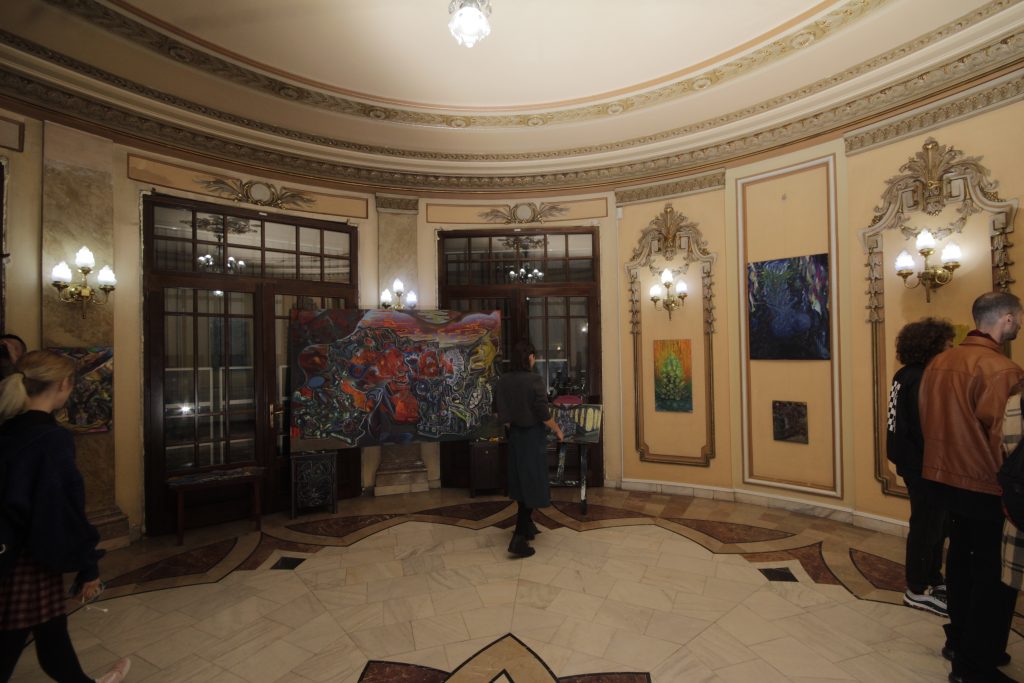 Vizitatori la expoziția „Rece foc rece n tru”, Cercul Militar Național, București