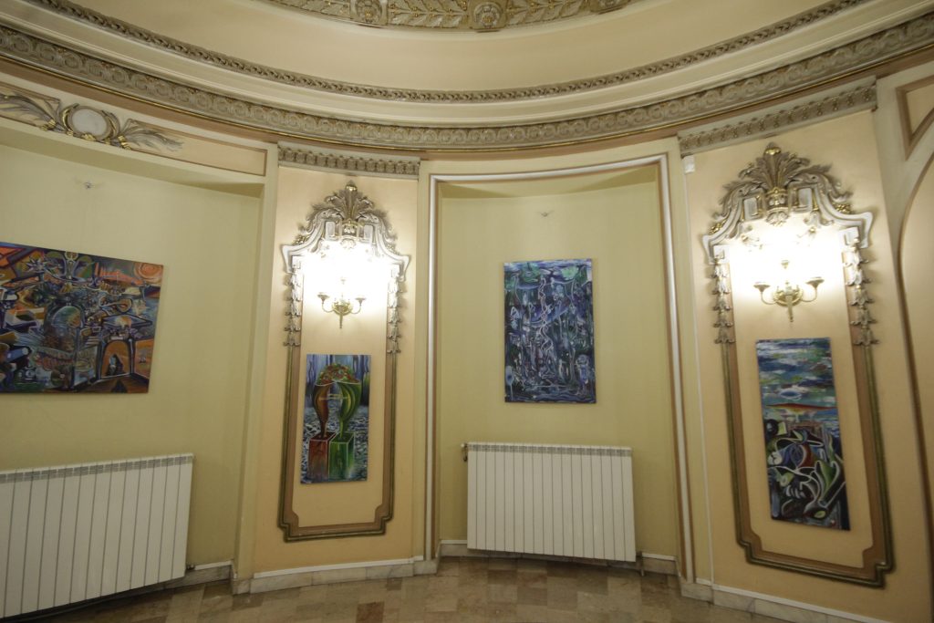 Picturi de Daniel Gaciu într-o sală cu cupolă, Cercul Militar Național, București