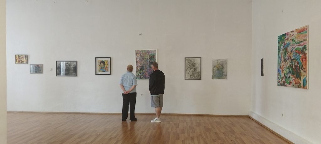 Vizitatori în sala expoziției „Obiecte din afara timpului” a lui Daniel Gaciu, Târgu Jiu