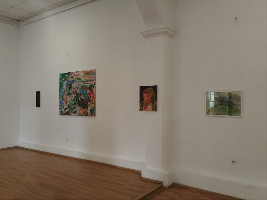 Picturi de Daniel Gaciu expuse într-o sală albă de galerie, Târgu Jiu